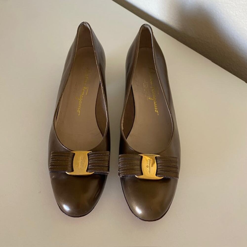 Salvatore Ferragamo Vara Bow Pump‎ Taupe Leather 1-1/4" Heel Women's 9.5M